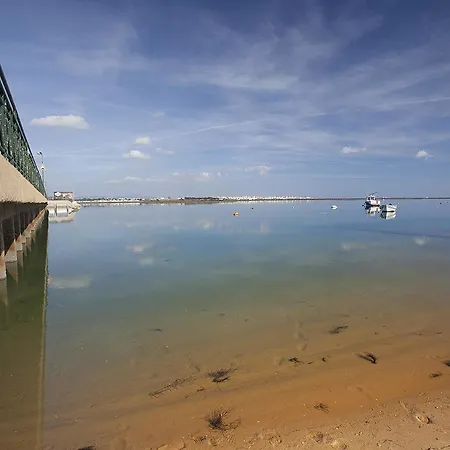 Golden & Rooftop Bar 招待所 4*