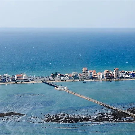 招待所 Golden & Rooftop Bar