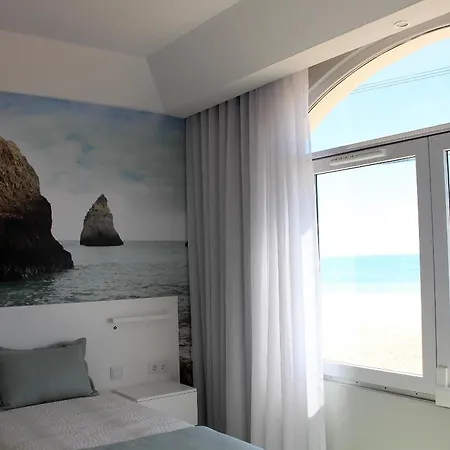 Golden & Rooftop Bar 招待所 4*