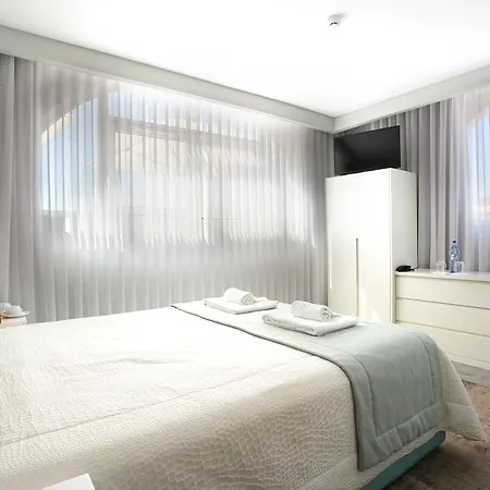 Golden & Rooftop Bar 招待所 4*