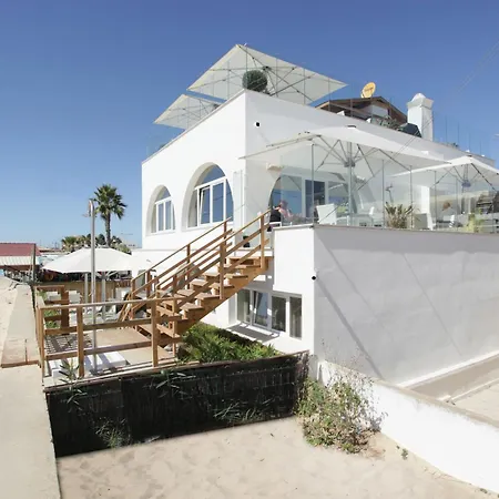 招待所 Golden & Rooftop Bar 法鲁区