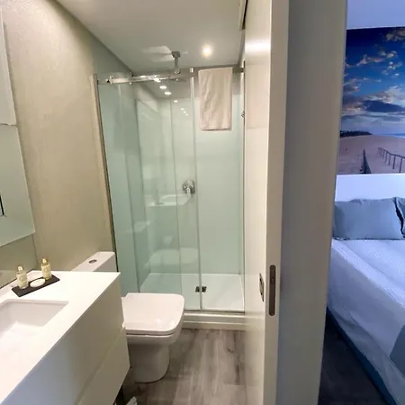 Golden & Rooftop Bar 招待所 4*