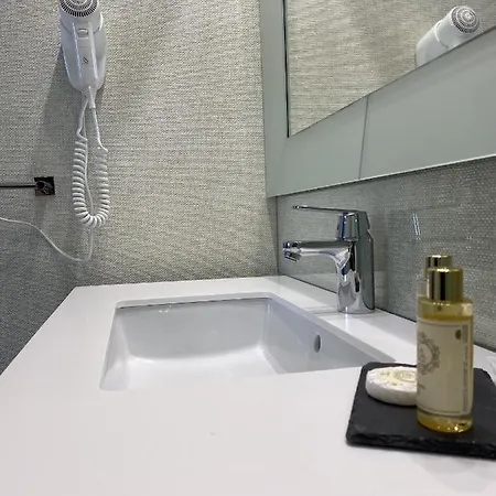 Golden & Rooftop Bar 法鲁区