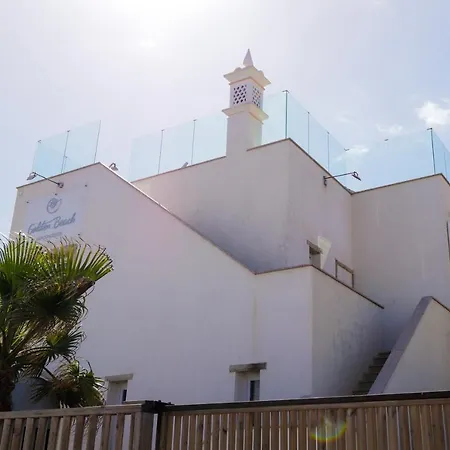 Golden & Rooftop Bar 招待所 法鲁区