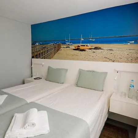 招待所 Golden & Rooftop Bar