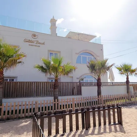 Golden & Rooftop Bar 招待所 4*