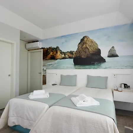 招待所 Golden & Rooftop Bar 4*