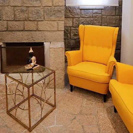 招待所 Golden & Rooftop Bar 法鲁区