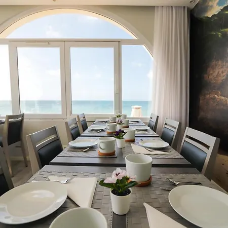 Golden & Rooftop Bar 4* 法鲁区