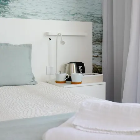 Golden & Rooftop Bar 招待所 4*