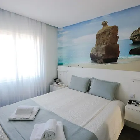 Golden & Rooftop Bar 招待所 法鲁区