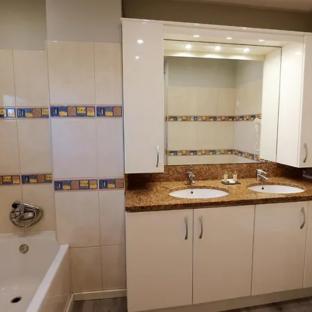 Golden & Rooftop Bar 法鲁区