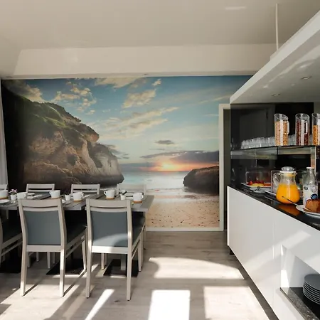 Golden & Rooftop Bar 招待所 法鲁区